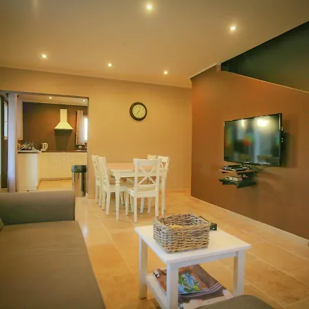 Superb With Private Pool Apt